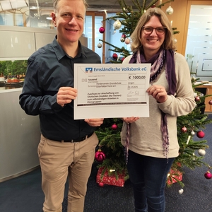 Aus der Gewinnspargemeinschaft der Emsl&auml;ndischen Volksbank eG hat der F&ouml;rderverein 1.000 Euro aus dem F&ouml;rdertopf erhalten.
Mit diesem Geld sollen Sitztische angeschafft werden, mit denen die Kinder auch au&szlig;erhalb der Klassenr&auml;ume vern&uuml;nftig arbeiten k&ouml;nnen.